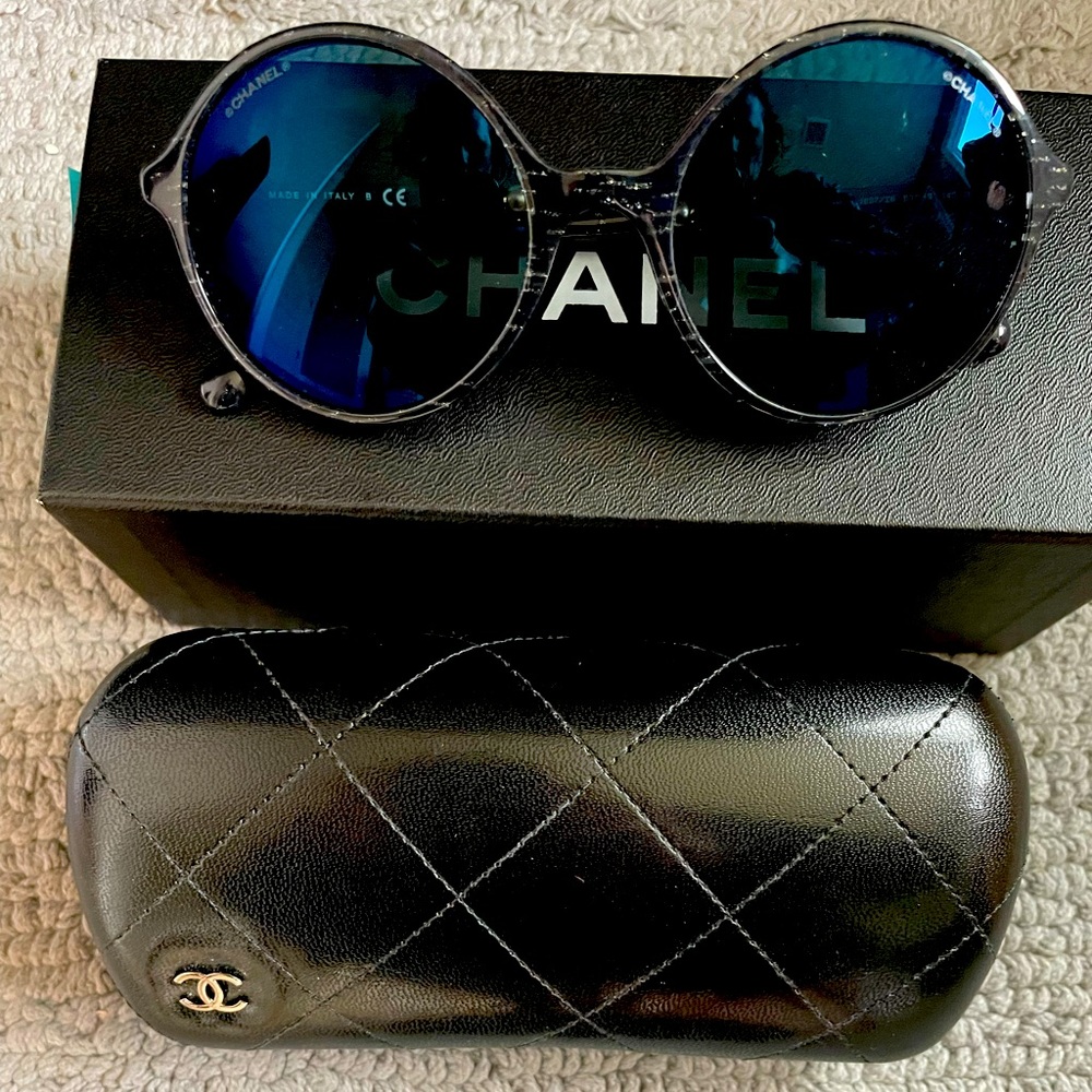 Chanel round sunglasses. Great style!